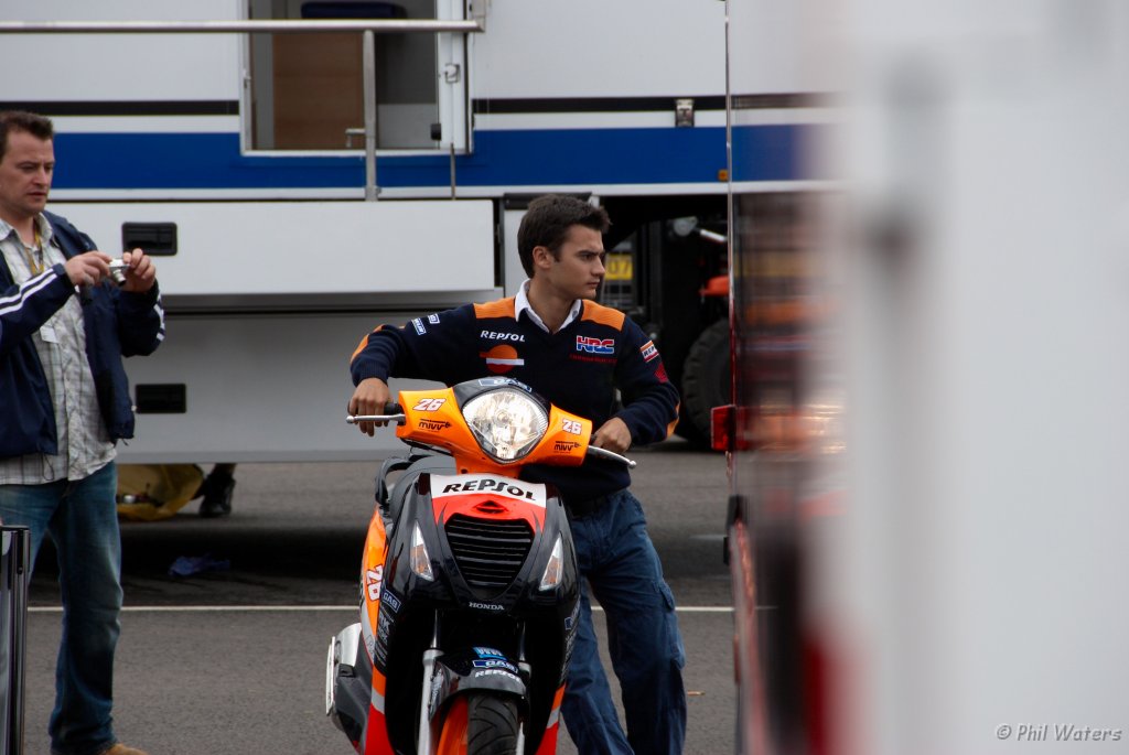 MotoGP_Donnington_24-6-07 250.jpg - Are scooters are getting big these days?
